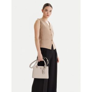 Torebka Guess. Brązowe kuferki Guess, z aplikacjami, bez dodatków. Za 492,99 zł.