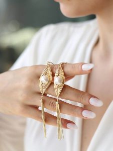 Pierres delicates Pozłacane kolczyki z cyrkoniami rozmiar: onesize. Żółte kolczyki Pierres delicates, z cyrkonią, pozłacane. Za 43,99 zł.