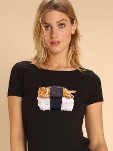 WOOOP Koszulka "Sushi Cat" w kolorze czarnym rozmiar: XL. Czarne bluzki Wooop, xl, bez wzorów, bez kołnierzyka, bez ramiączek. Za 74,63 zł.