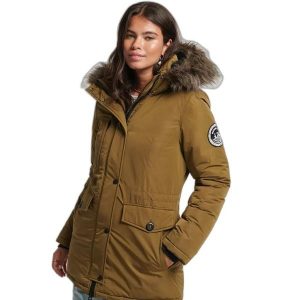 Parka damska Superdry Ashley Everest. Zielone kurtki Superdry, na zimę, bez wzorów, bez kaptura. Za 574,00 zł.