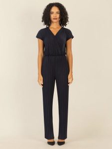 APART Kombinezon w kolorze granatowym rozmiar: 34. Niebieskie kombinezony Apart, bez wzorów, bez kołnierzyka, bez ramiączek. Za 152,98 zł.