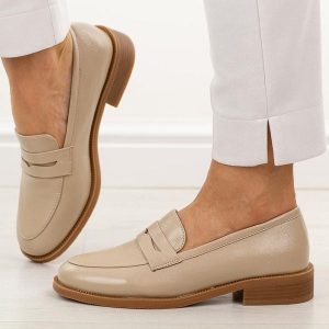 Beżowe mokasyny damskie M.Daszyński 2398-4. Brązowe półbuty M.Daszyński, na jesień, bez wzorów, z jeansu, z okrągłym noskiem, bez obcasa, na obcasie, bez zapięcia. Za 159,00 zł.