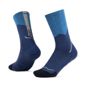 Skarpetki sportowe dla dorosłych Merino Midweight Crew Socks. Niebieskie skarpetki Buff, bez wzorów, z elastanu. Za 139,99 zł.