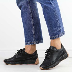 Czarne gładkie skórzane półbuty damskie Sergio Leone sp013. Czarne półbuty Sergio Leone, na jesień, bez wzorów, ze skóry, z okrągłym noskiem, bez obcasa, bez zapięcia. W wyprzedaży za 197,10 zł.