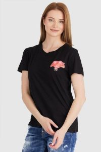 GUESS Czarny t-shirt damski z kolorowym printem. Czarne t-shirty Guess, s, z aplikacjami, z bawełny, bez kołnierzyka, bez ramiączek. W wyprzedaży za 119,99 zł.