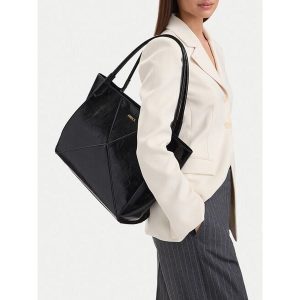 Torebka MEXX. Czarne shopper bag Mexx, bez wzorów, bez dodatków. Za 229,99 zł.