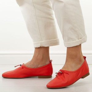 Pomarańczowe skórzane półbuty damskie T.Sokolski w26-236. Brązowe półbuty Sokolski, na jesień, bez wzorów, z jeansu, bez obcasa, bez zapięcia. W wyprzedaży za 251,10 zł.