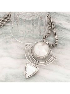 MENTHE À L'O Naszyjnik z zawieszką - dł. 45 cm rozmiar: onesize. Szare naszyjniki MENTHE À L'O, z kryształem, ze stali. Za 100,45 zł.