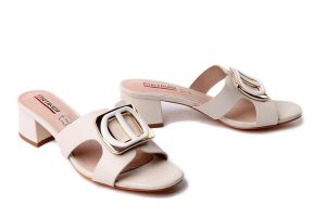 Artiker Relaks 58C1246 ecru, klapki damskie. Brązowe klapki Artiker Relaks, bez wzorów, ze skóry, bez obcasa. Za 149,90 zł.