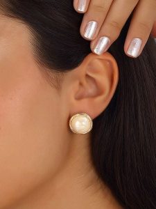 Nakkash Pozłacane kolczyki-wkrętki z cyrkoniami i perłami syntetycznymi rozmiar: onesize. Żółte kolczyki Nakkash, z cyrkonią, pozłacane. Za 30,99 zł.