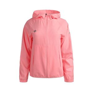 Lekka kurtka wiatrówka ENNA, oddychająca i wodoodporna z kapturem. Czerwone kurtki Izas, bez wzorów, z kapturem. Za 278,22 zł.