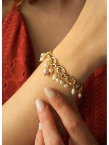 L'Atelier de Gaia Pozłacana bransoletka z perłami rozmiar: onesize. Białe bransoletki L'Atelier de Gaia, z perłą, pozłacane. Za 52,99 zł.