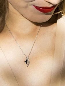 CARATELLI Złota zawieszka "Baru" z diamentami rozmiar: onesize. Niebieskie zawieszki CARATELLI, z diamentem, złote. Za 1 078,99 zł.