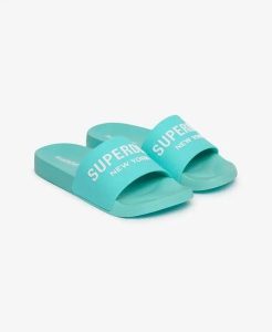 Superdry Core Ombre Klapki basenowe z recyklingowanego EVA – Bali Blue. Niebieskie klapki Superdry, bez wzorów, z poliesteru, bez obcasa. Za 114,40 zł.