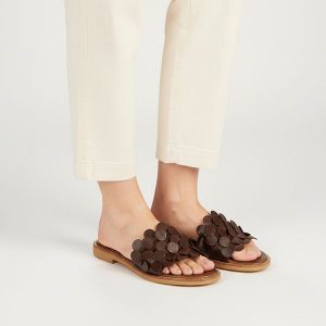 Klapki damskie Armodo, cholewka ze skóry naturalnej odkryte palce płaska podeszwa ozdobne detale, brązowe, 40381. Brązowe klapki Armodo, bez wzorów, ze skóry, bez obcasa, na płaskiej podeszwie. Za 289,00 zł.