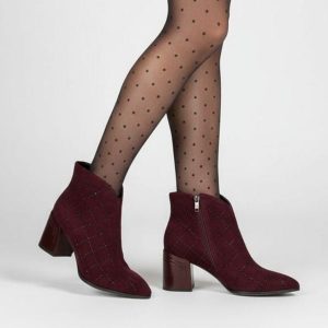 Botki damskie S. Barski, na obcasie skórzane z cholewką we wzory, bordowe, MR52-132. Czerwone botki S.BARSKI, z aplikacjami, z zamszu, bez obcasa, na obcasie, bez zapięcia. Za 322,99 zł.