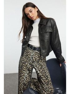 Trendyol Kurtka w kolorze czarnym ze skóry syntetycznej rozmiar: S. Czarne kurtki Trendyol, s, bez wzorów, ze skóry, bez kaptura. Za 121,99 zł.