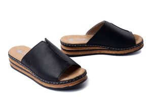 RIEKER 629M9-00 black, klapki damskie. Czarne klapki Rieker, bez wzorów, bez obcasa, na koturnie. Za 215,92 zł.