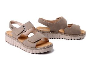 RIEKER V1382-64 beige, sandały damskie. Brązowe sandały Rieker, bez wzorów, bez obcasa, bez zapięcia. Za 319,90 zł.