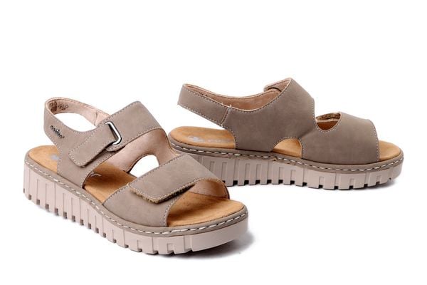 RIEKER V1382-64 beige, sandały damskie. Brązowe sandały Rieker, bez wzorów, bez obcasa, bez zapięcia. Za 255,92 zł.