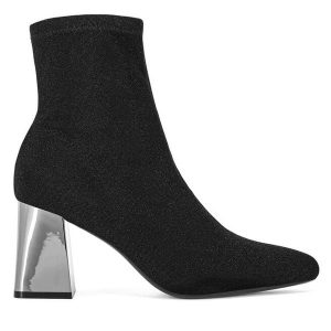 Botki DeeZee. Czarne botki DeeZee, bez wzorów, bez obcasa, na słupku, bez zapięcia. Za 189,99 zł.
