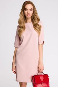 Elegancka sukienka trapezowa midi z dekoltem V z tyłu gładka różowa. Czerwone sukienki Sukienki.shop, do pracy, xl, bez wzorów, biznesowe, bez kołnierzyka, bez ramiączek, midi, trapezowe. Za 129,00 zł.