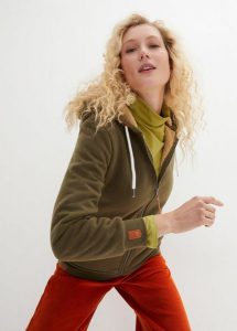 Bluza rozpinana na podszewce baranku. Czerwone bluzy bonprix, bez wzorów, bez kaptura. Za 179,99 zł.