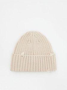 Czapka beanie - wielobarwny. Czapki Reserved, bez wzorów. W wyprzedaży za 29,99 zł.