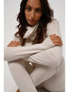 AUTHENTIC CASHMERE Kaszmirowy sweter "Etret" w kolorze kremowym rozmiar: XL. Brązowe swetry oversize AUTHENTIC CASHMERE, xl, bez wzorów, z kaszmiru, bez ramiączek. Za 342,60 zł.