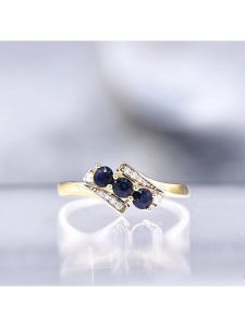 CARATELLI Złoty pierścionek "Melbourne" z diamentami i szafirami rozmiar: 58. Niebieskie pierścionki CARATELLI, z diamentem, złote. Za 1 148,95 zł.