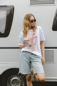 T-SHIRT ERICA "LAMPARTY" BIAŁY One size - Flawless. Białe t-shirty Flawless, uniwersalny, bez wzorów, z bawełny, bez kołnierzyka, bez ramiączek. Za 229,00 zł.