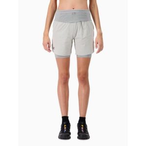 Krótkie spodenki 2 w 1 Damskie Trail-Running PERFORMANCE MAX. Szare szorty BODYCROSS, bez wzorów, ze skóry. Za 391,99 zł.