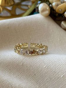 Luseera Pozłacany pierścionek z cyrkoniami rozmiar: onesize. Żółte pierścionki Luseera, z cyrkonią, pozłacane. Za 43,99 zł.