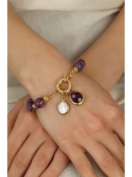 Pierres delicates Pozłacana bransoletka z ametystami i masą perłową rozmiar: onesize. Białe bransoletki Pierres delicates, z ametystem, pozłacane. Za 87,61 zł.