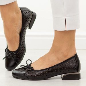 Czarne ażurowe czółenka damskie na obcasie M.Daszyński Sa285-2. Czarne czółenka M.Daszyński, z aplikacjami, ze skóry, z okrągłym noskiem, bez obcasa, na obcasie, bez zapięcia. Za 189,00 zł.