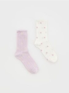 Skarpetki 2 pack - złamana biel. Skarpetki Reserved, bez wzorów. W wyprzedaży za 32,99 zł.