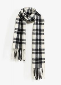 Szal XXL w kratę. Czarne szaliki bonprix, bez wzorów. Za 64,99 zł.
