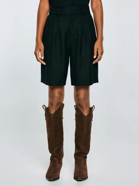 Szorty damskie z dodatkiem wełny czarne Emis 906. Czarne szorty Big Star, bez wzorów, z jeansu, klasyczne. W wyprzedaży za 139,99 zł.