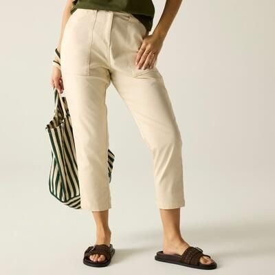 Damskie spodnie Shorebella Capri. Białe szorty Regatta, bez wzorów, z bawełny, sportowe. Za 299,99 zł.