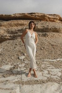 SUKIENKA GWEN PIASKOWA XL - Flawless. Sukienki Flawless, na co dzień, na lato, xl, bez wzorów, z dzianiny, eleganckie, bez kołnierzyka, bez ramiączek, dopasowane. Za 457,00 zł.