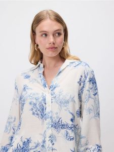 Wzorzysta koszula z wiskozy - niebieski. Niebieskie koszule Reserved, l, bez wzorów, z wiskozy, bez kołnierzyka, bez ramiączek. W wyprzedaży za 49,99 zł.