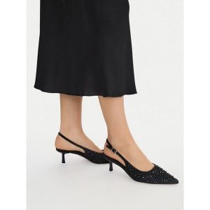 Czółenka Steve Madden. Czarne czółenka Steve Madden, bez wzorów, bez obcasa, bez zapięcia. Za 387,99 zł.