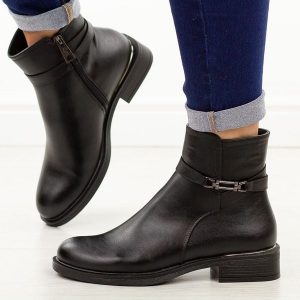 Czarne płaskie botki damskie Vinceza 58572. Czarne botki VINCEZA, na jesień, bez wzorów, z dzianiny, z okrągłym noskiem, bez obcasa, na płaskiej podeszwie, bez zapięcia. Za 219,00 zł.