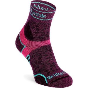 Skarpety biegowe damskie Bridgedale LT T2 Merino Sport 3/4 - damson. Fioletowe skarpetki Bridgedale, bez wzorów. Za 74,99 zł.