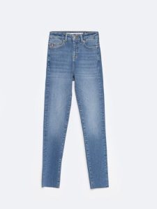 Jeansy damskie z wysokim stanem niebieskie Adela High Waist 137. Niebieskie jeansy Big Star, z jeansu. W wyprzedaży za 119,99 zł.