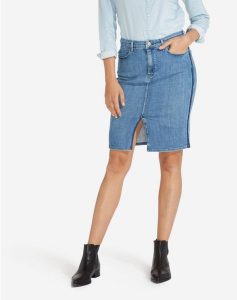 SPÓDNICA JEANSOWA WRANGLER SPÓDNICA INDIGO UNIFORM W29L9286F. Niebieskie spódnice Wrangler, na co dzień, l, bez wzorów, z jeansu. W wyprzedaży za 69,99 zł.