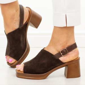 Czekoladowe skórzane sandały damskie Vinceza 39995. Brązowe sandały VINCEZA, bez wzorów, z jeansu, bez obcasa, na obcasie, bez zapięcia. Za 199,00 zł.