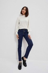 Jeansy push up zapinane na guziki granatowe. Niebieskie jeansy MOODO, bez wzorów, z bawełny, długie. W wyprzedaży za 44,99 zł.