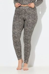 Damskie Funkcyjne legginsy narciarskie wzór panterka wąskie nogawki z recyklingu. Czarne legginsy Ulla Popken, bez wzorów, z elastanu. Za 223,99 zł.