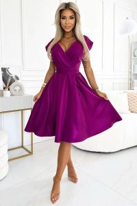 Rozkloszowana sukienka koktajlowa z dekoltem V fuksja. Czerwone sukienki NUMOCO, na imprezę, l, bez wzorów, z elastanu, eleganckie, bez kołnierzyka, bez ramiączek, midi, dopasowane. Za 309,00 zł.